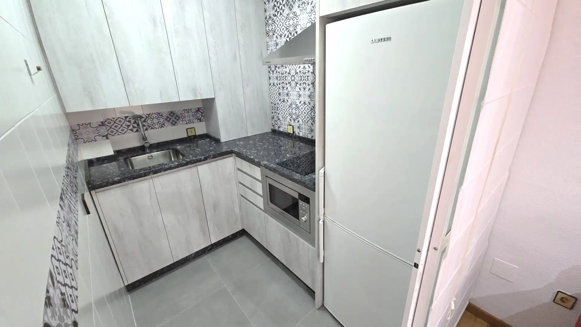 Cuina de Apartament de lloguer en Cáceres amb Aire condicionat, Calefacció i Moblat
