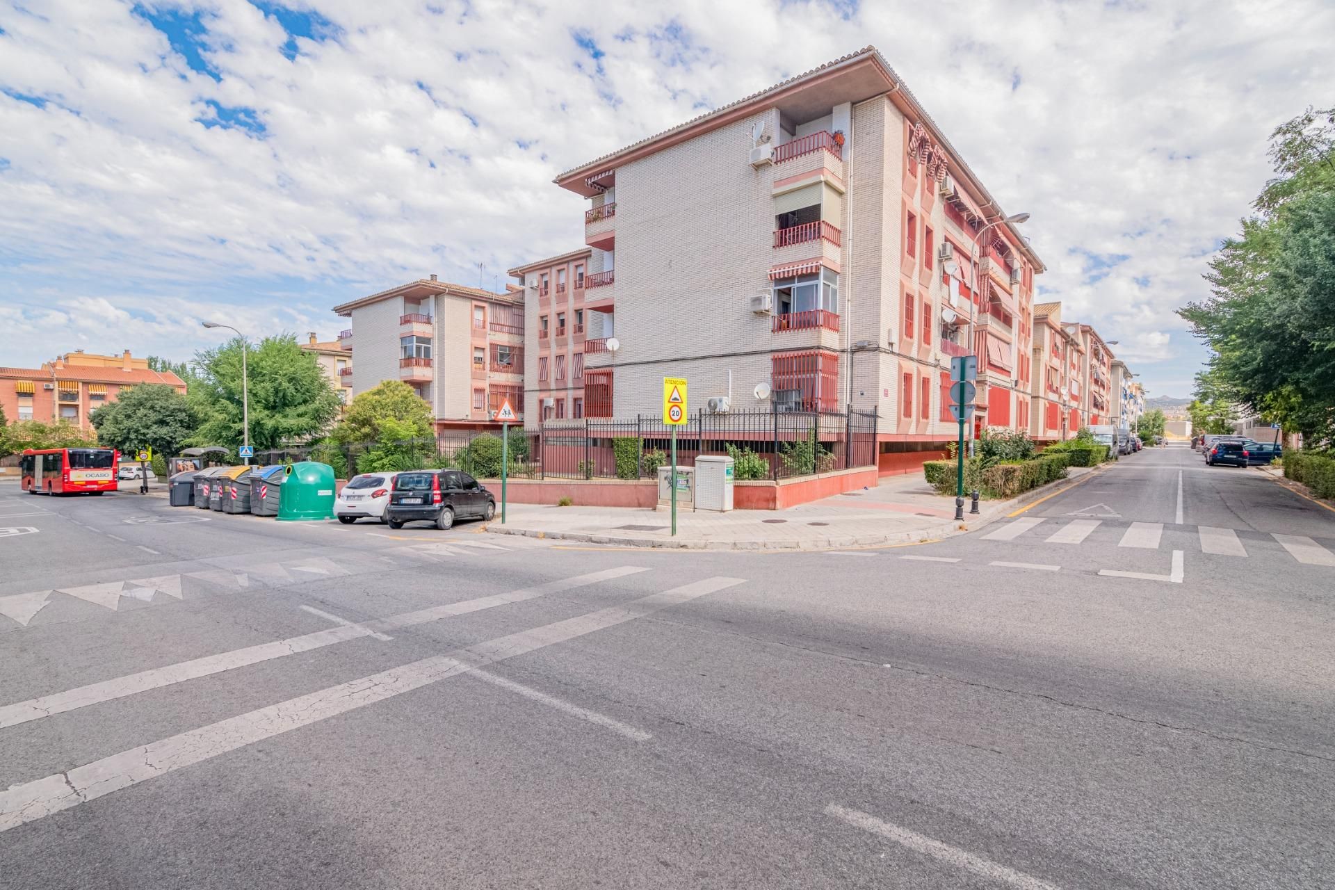 Vista exterior de Pis en venda en  Granada Capital amb Calefacció, Jardí privat i Terrassa