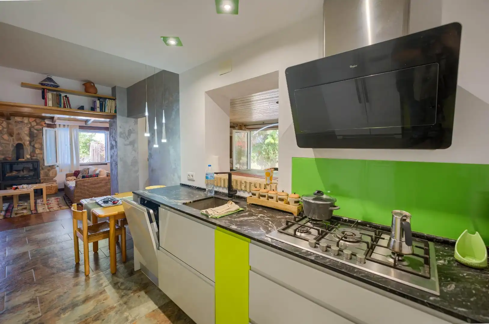 Cocina de Casa o chalet en venta en Sanlúcar la Mayor con Aire acondicionado, Jardín privado y Trastero