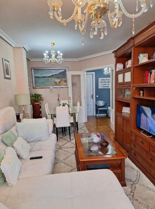 Sala d'estar de Dúplex en venda en Oviedo  amb Calefacció, Terrassa i Traster