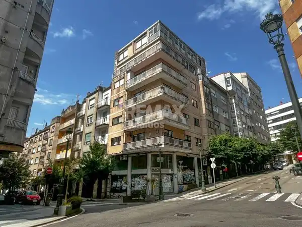 Vista exterior de Piso en venta en Vigo  con Calefacción y Parquet