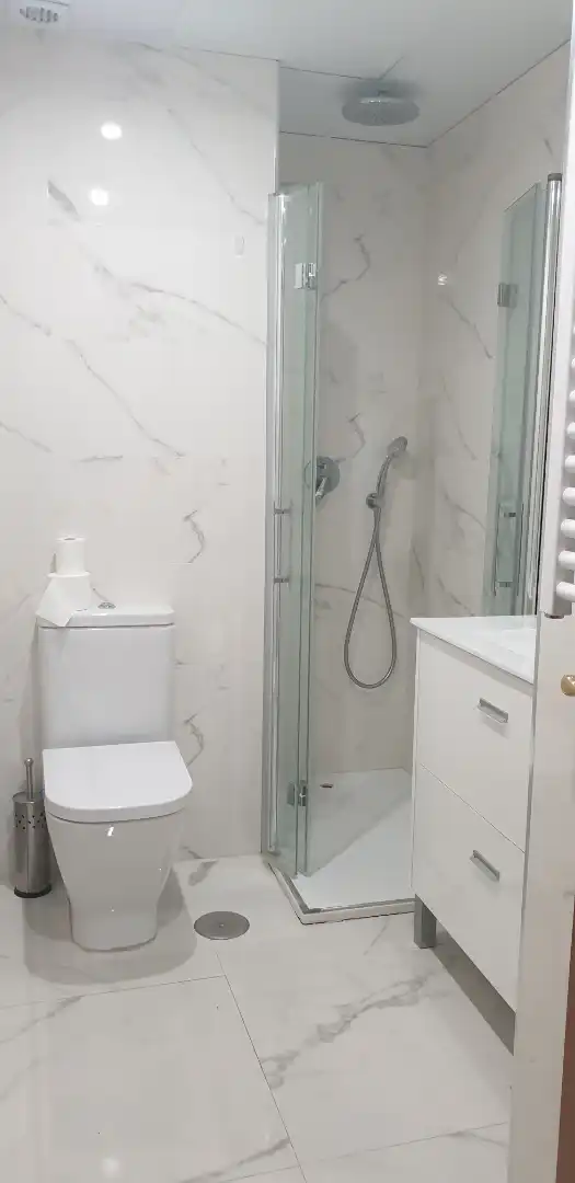 Bathroom of Flat for rent in Granada  with Air Conditioner, Heating and Furnished