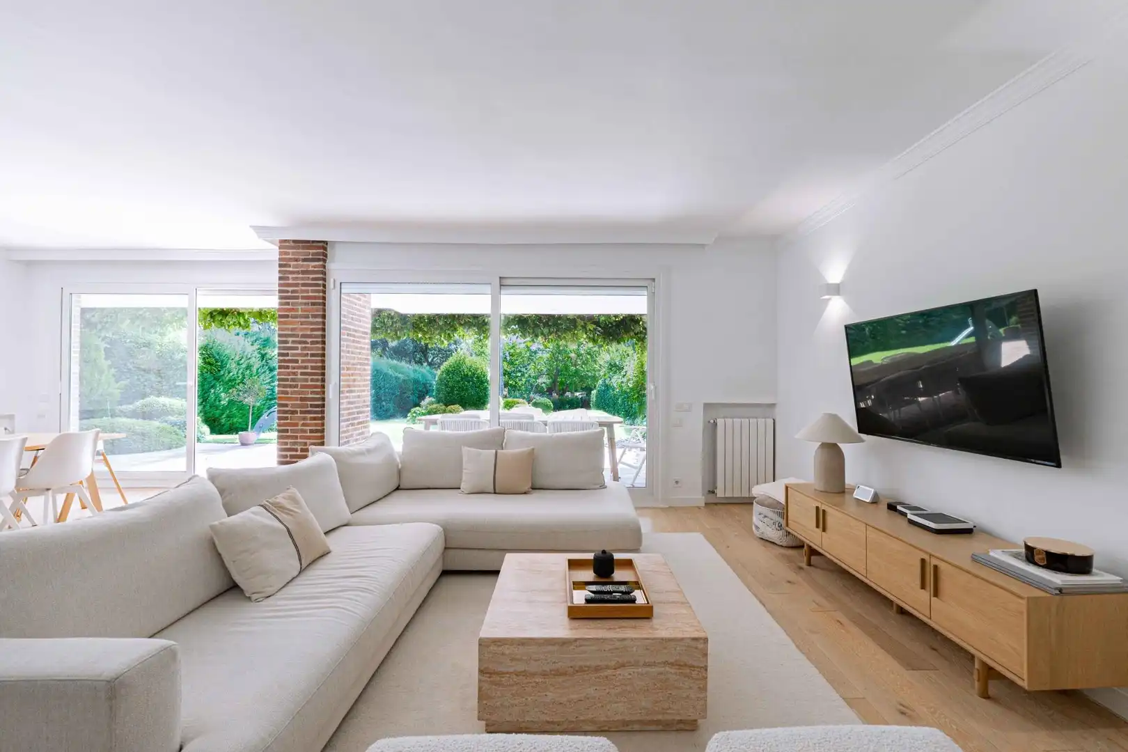 Wohnzimmer von Einfamilien-Reihenhaus zur Miete in Boadilla del Monte mit Klimaanlage, Heizung und Privatgarten