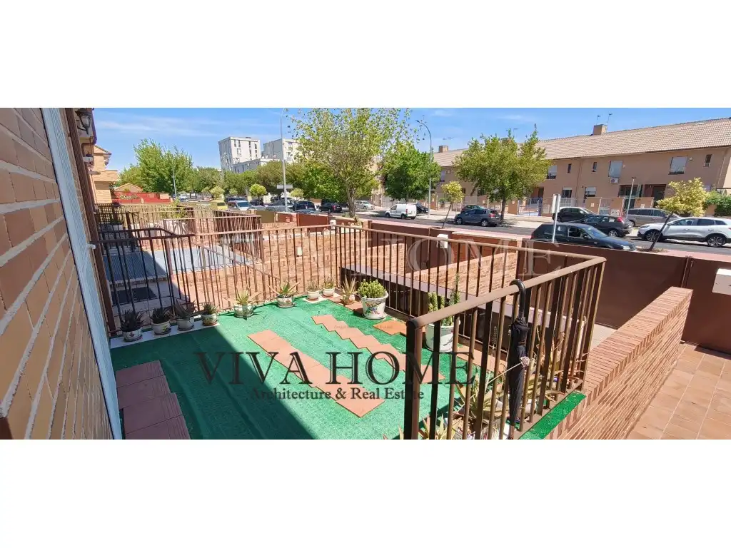 Exterior view of Houses for sale in Parla