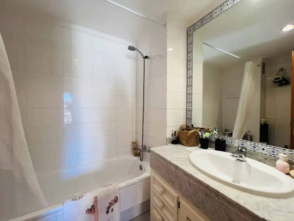 Baño de Apartamento de alquiler en Calvià con Aire acondicionado, Terraza y Piscina