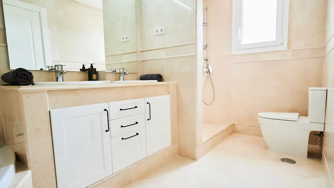 Baño de Piso en venta en Marbella con Aire acondicionado, Calefacción y Terraza