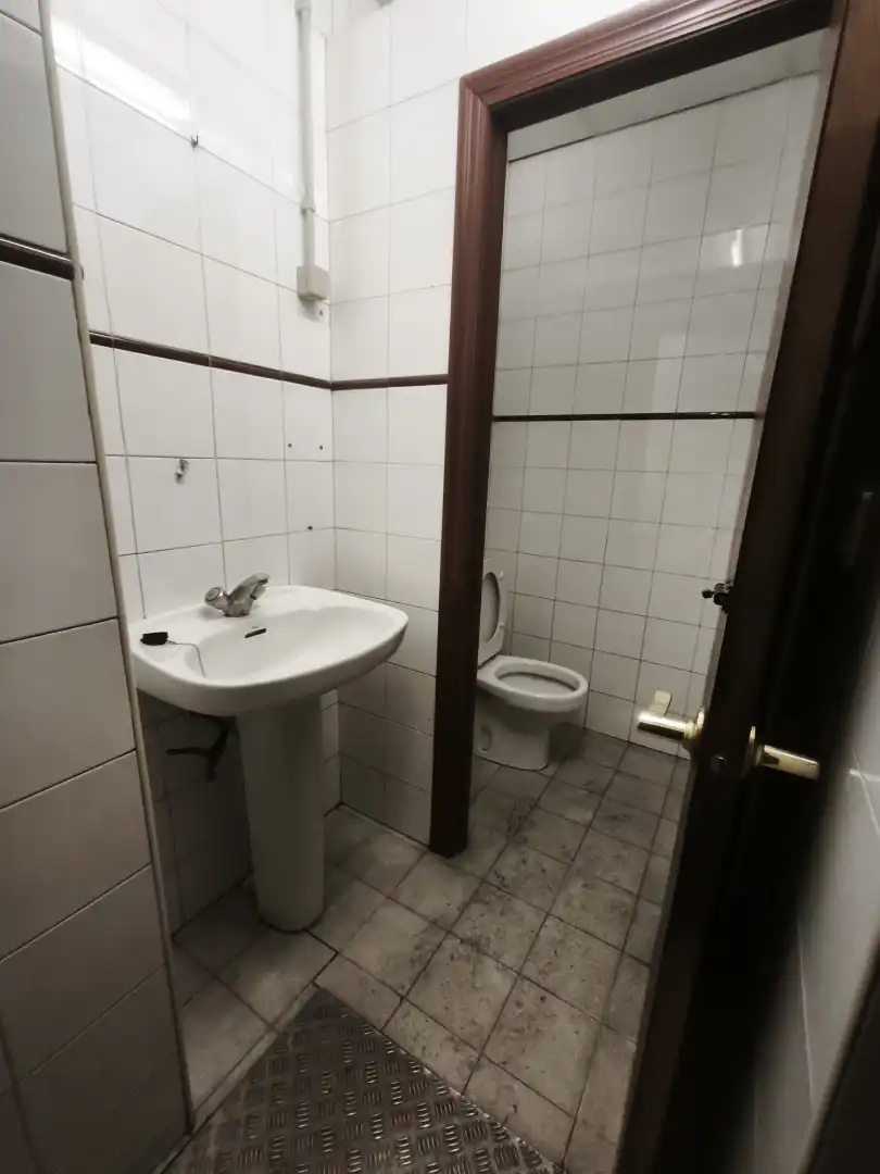 Badezimmer von Fabrikhallen zum Verkauf in Langreo