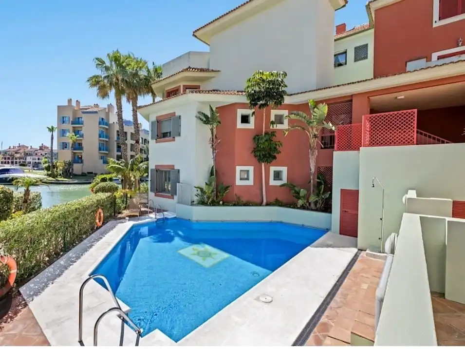 Piscina de Apartament en venda en Sotogrande amb Aire condicionat i Terrassa