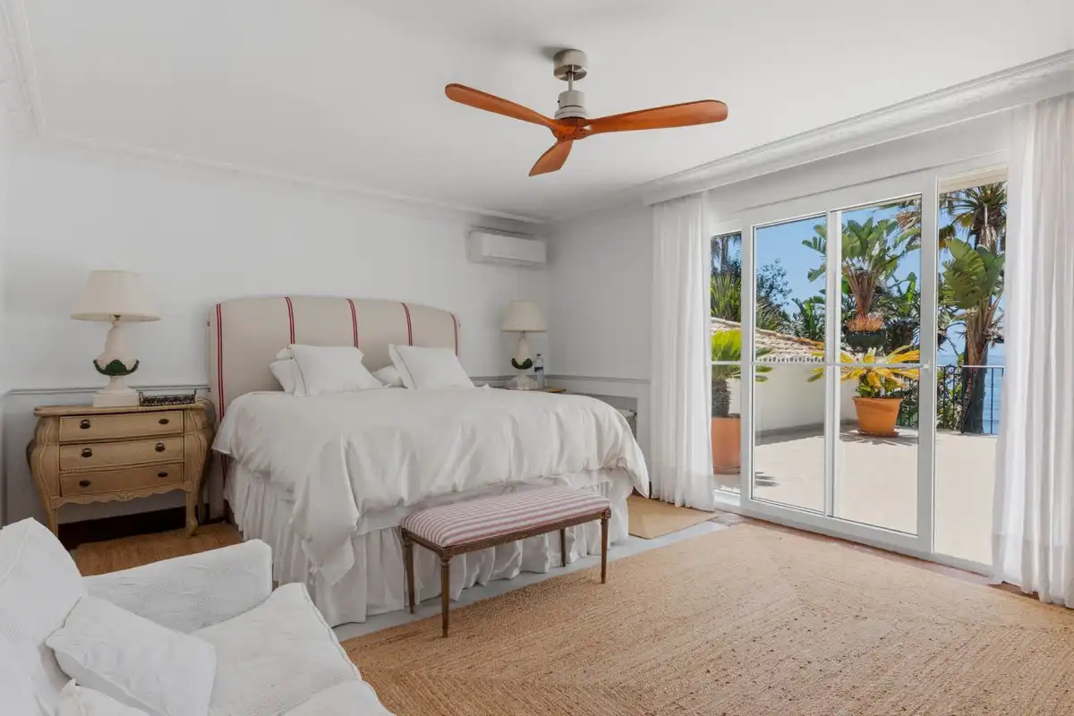 Dormitori de Casa o xalet de lloguer en Estepona amb Aire condicionat, Jardí privat i Terrassa
