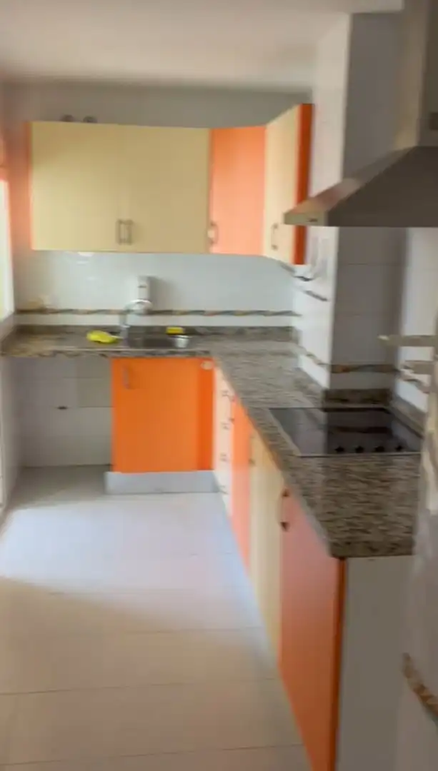 Küche von Wohnung zum Verkauf in Tomares mit Klimaanlage, Terrasse und Abstellraum