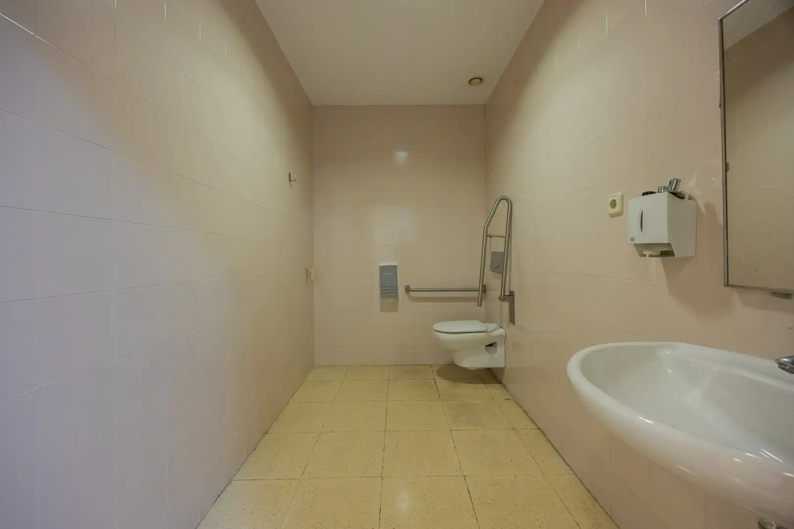 Bathroom of Commercial properties for rent in Bilbao   with Air Conditioner