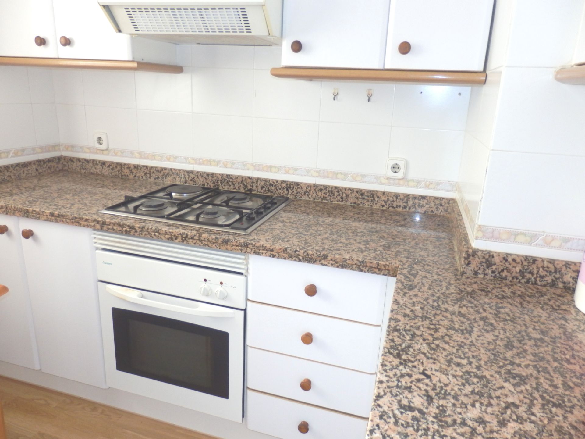 Cuina de Pis de lloguer en  Valencia Capital amb Calefacció, Parquet i Moblat