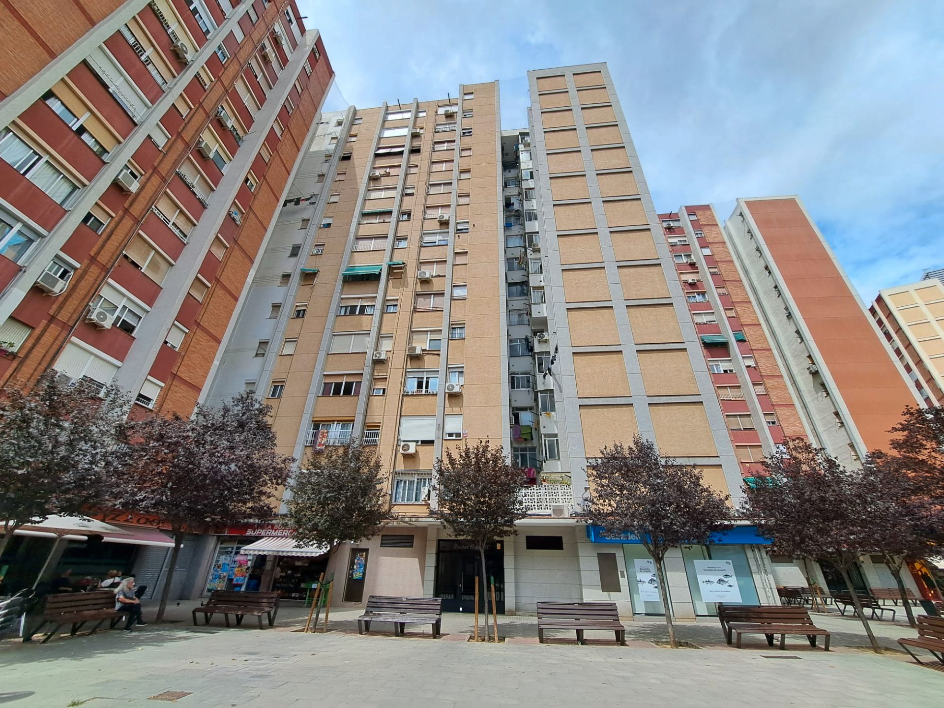 Vista exterior de Pis en venda en Cornellà de Llobregat amb Aire condicionat i Calefacció