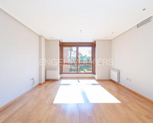 Sala d'estar de Apartament de lloguer en  Madrid Capital amb Aire condicionat, Parquet i Traster