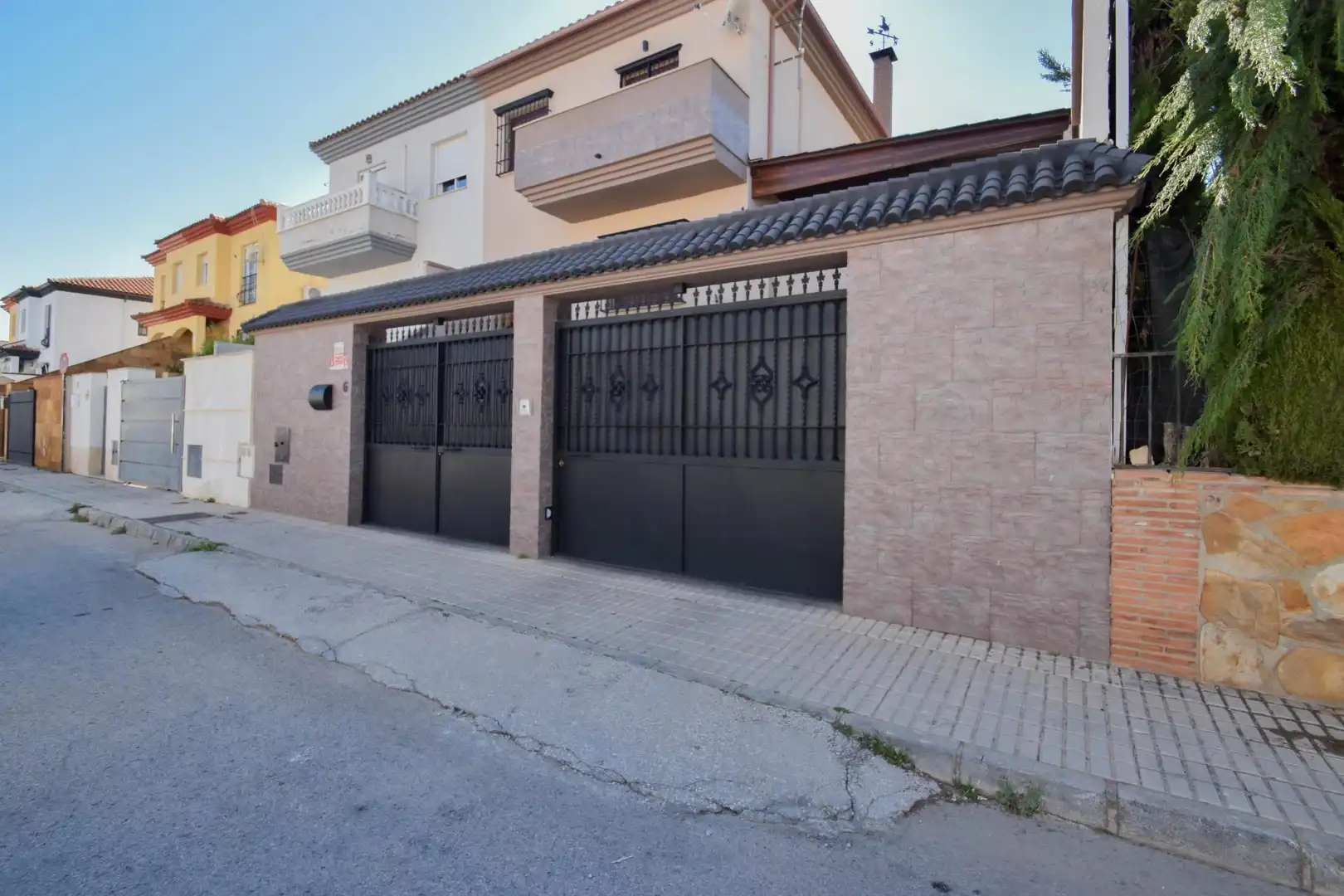 Vista exterior de Casa o xalet en venda en Albolote amb Calefacció, Traster i Piscina