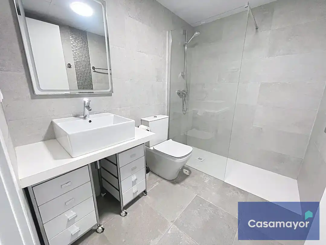 Baño de Piso de alquiler en Alicante / Alacant con Aire acondicionado, Calefacción y Trastero
