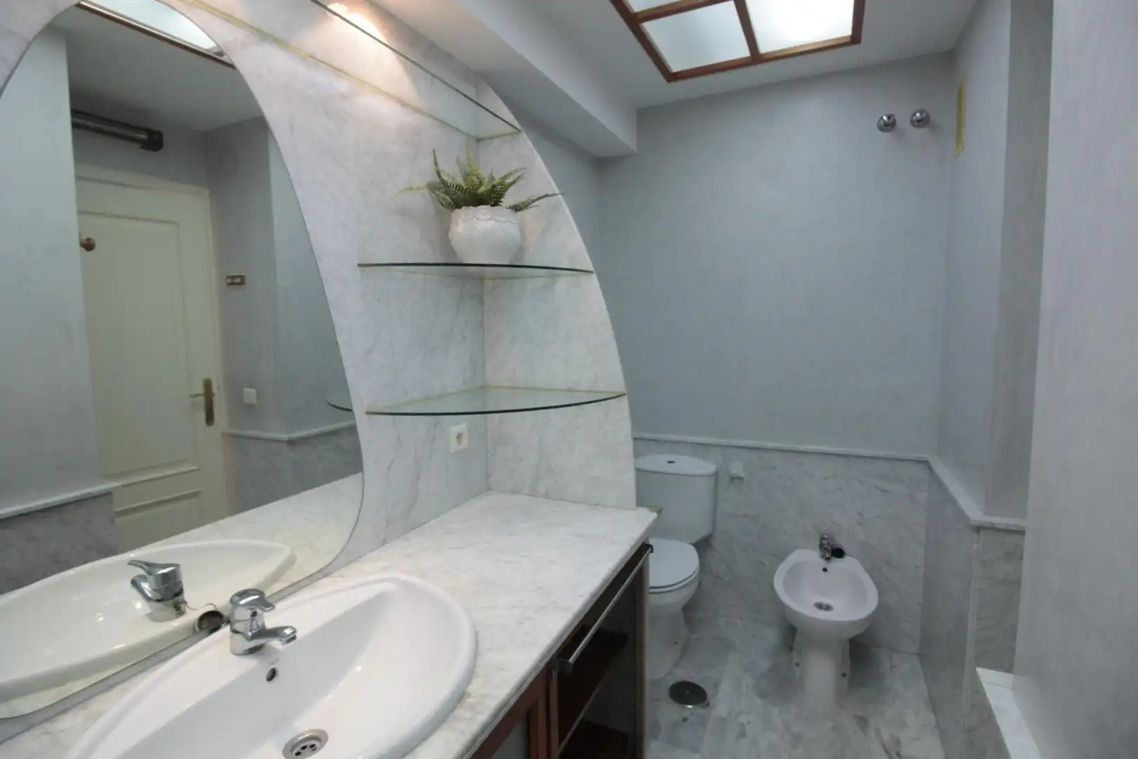 Baño de Piso en venta en Sevilla con Balcón y Jacuzzi