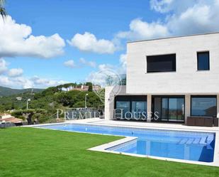 Vista exterior de Casa o xalet de lloguer en Sant Vicenç de Montalt amb Aire condicionat, Terrassa i Piscina