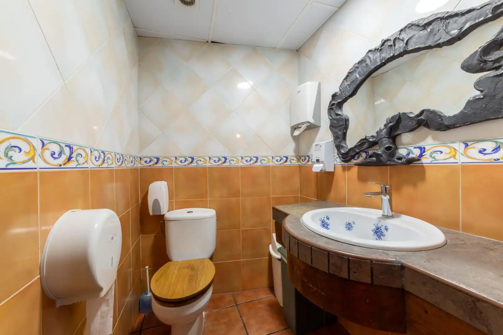 Badezimmer von Geschaftsraum zum Verkauf in Almería mit Klimaanlage und Möbliert