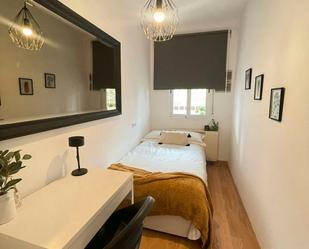 Bedroom of Flat to share in  Madrid Capital  with Washing machine and Balcony