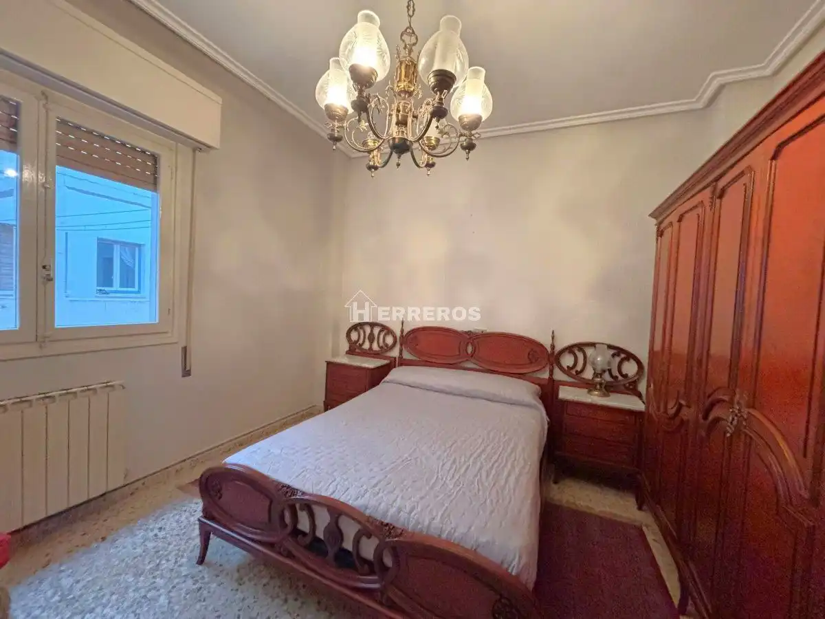 Habitación de Piso en venta en  Logroño con Calefacción, Parquet y Terraza