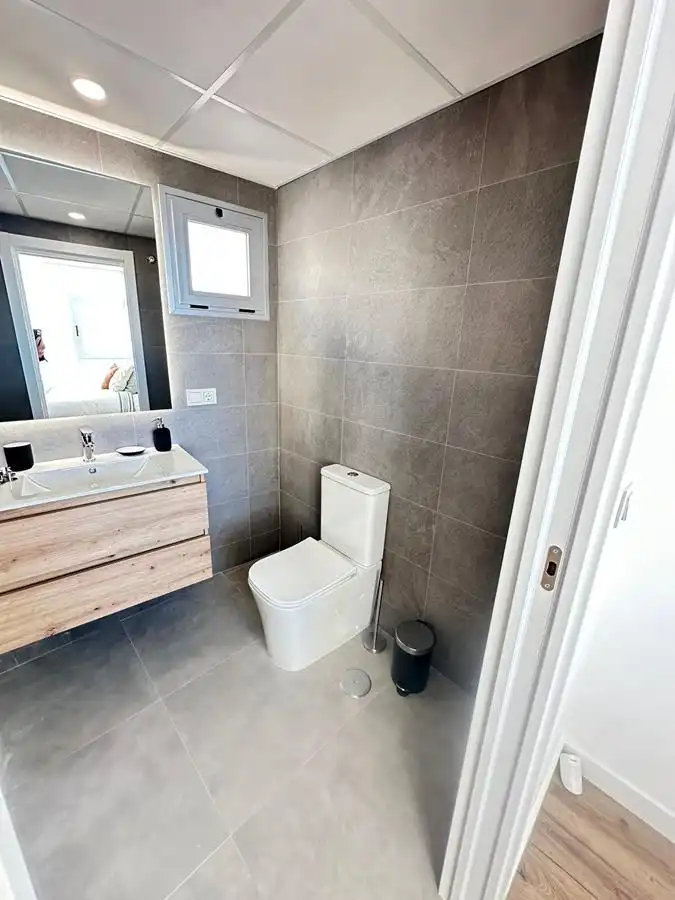 Badezimmer von Einfamilien-Reihenhaus zum Verkauf in Almuñécar mit Klimaanlage, Heizung und Parkett
