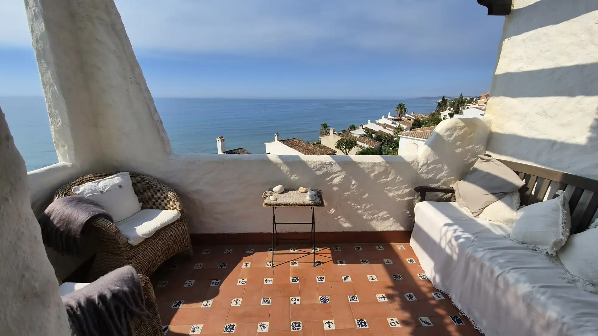 Terrasse von Wohnungen zum Verkauf in Estepona mit Terrasse, Schwimmbad und Möbliert