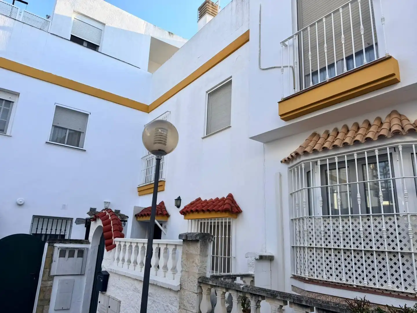 Vista exterior de Casa adosada en venda en San Fernando amb Balcó