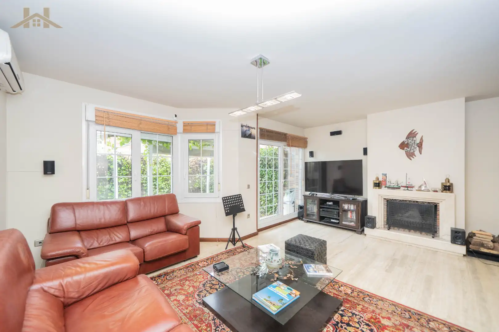 Living room of Detached homes for sale in Villanueva del Pardillo  with Air Conditioner, Heating and Parquet flooring