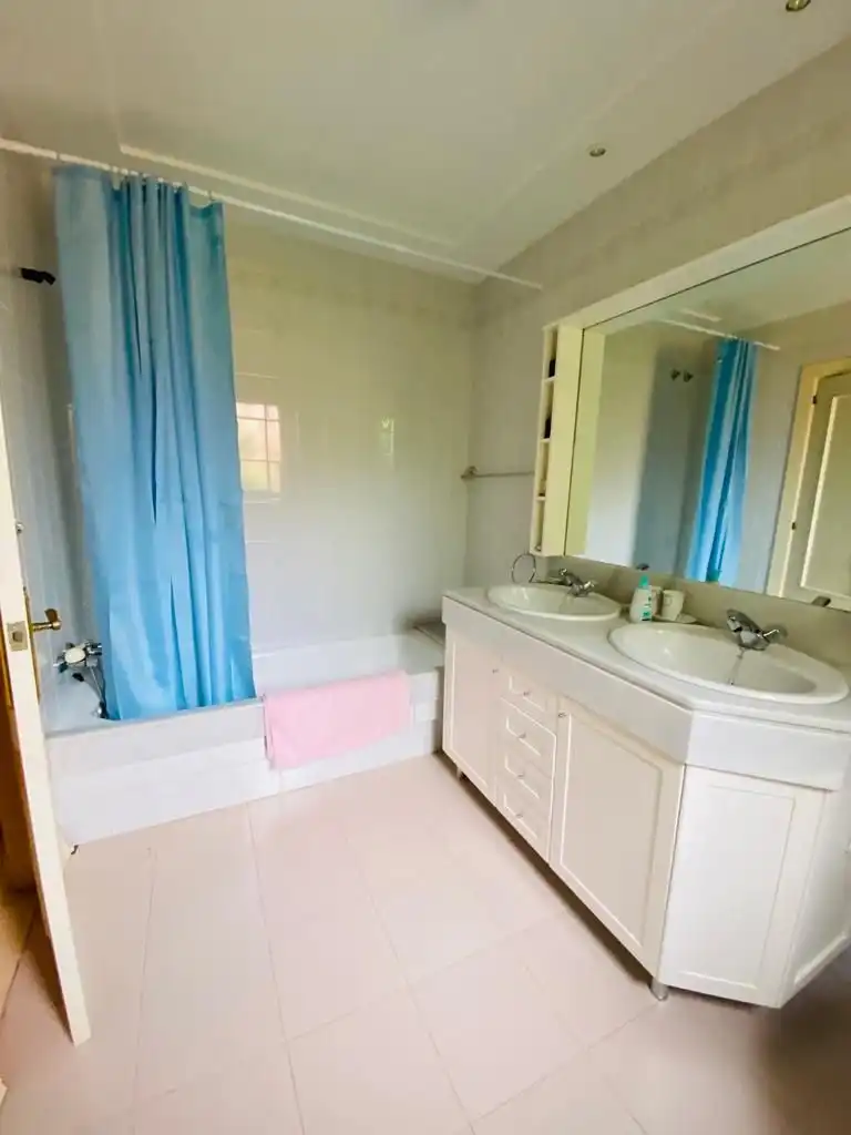 Baño de Casa o chalet de alquiler en Algeciras con Jardín privado, Terraza y Piscina