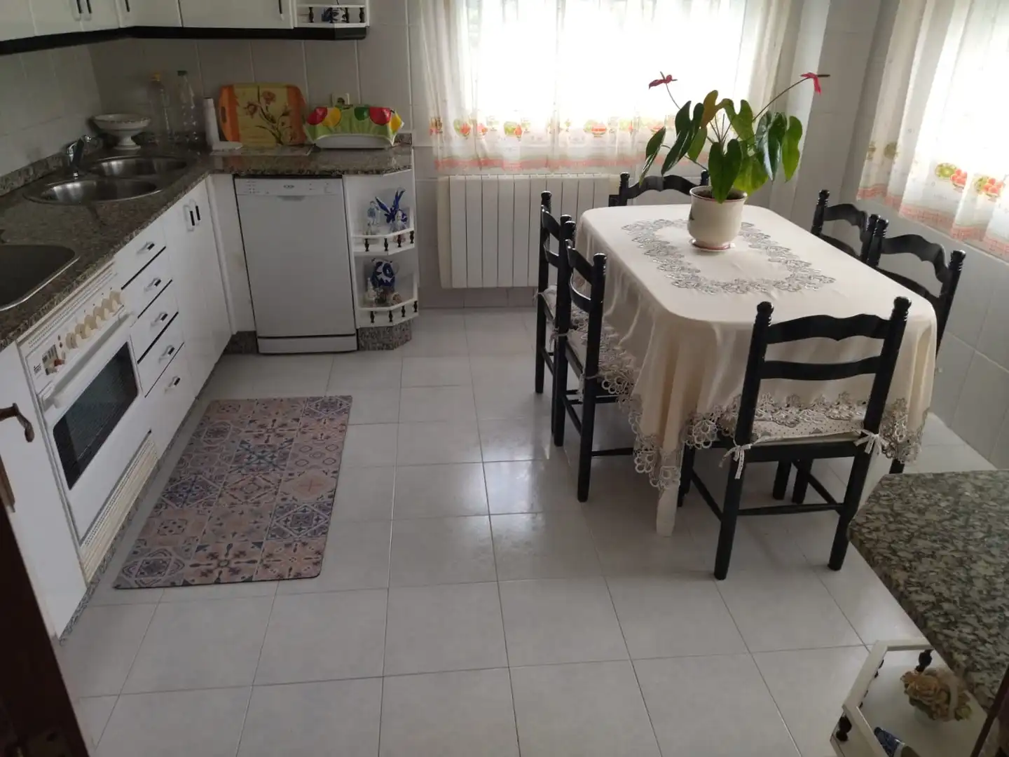 Cuina de Casa o xalet en venda en Ponteareas amb Calefacció, Jardí privat i Parquet