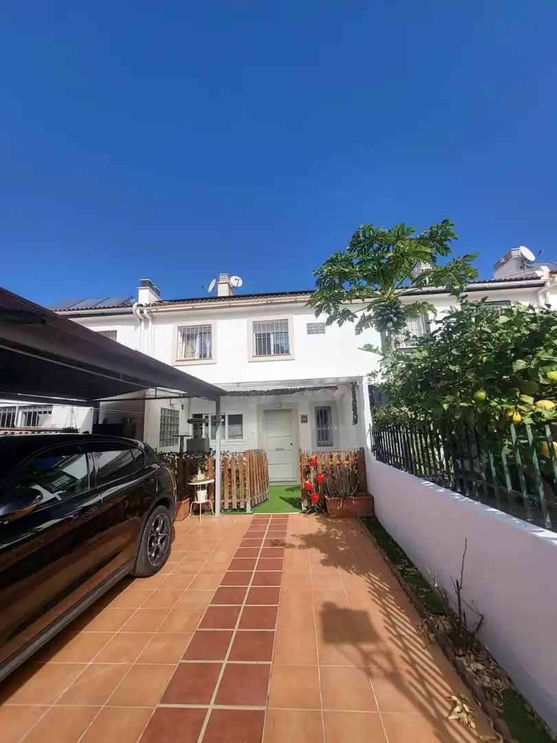 Vista exterior de Casa adosada en venda en Alhaurín de la Torre amb Aire condicionat, Jardí privat i Terrassa
