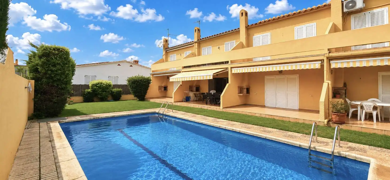 Piscina de Casa adosada en venda en L'Escala amb Aire condicionat, Terrassa i Moblat