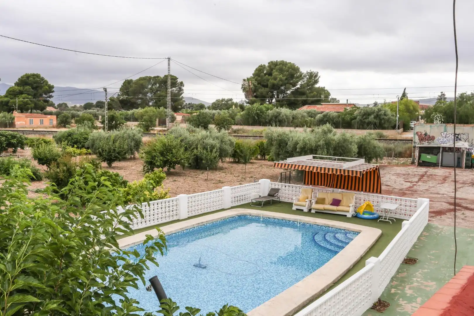 Piscina de Casa o xalet en venda en Elda amb Aire condicionat, Calefacció i Jardí privat