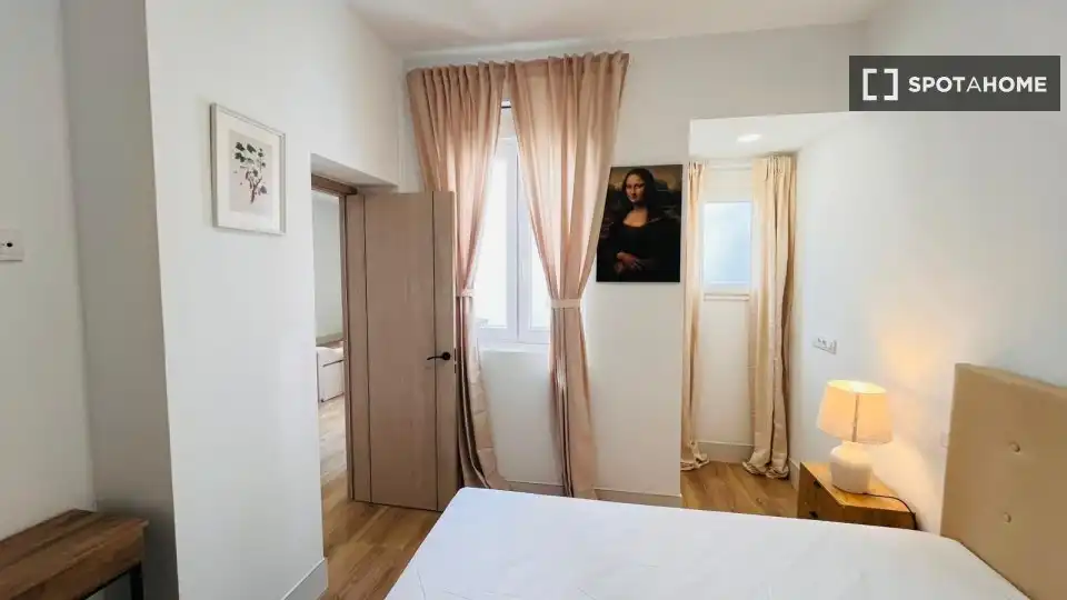 Schlafzimmer von Wohnung zur Miete in Madrid mit Klimaanlage, Heizung und Möbliert