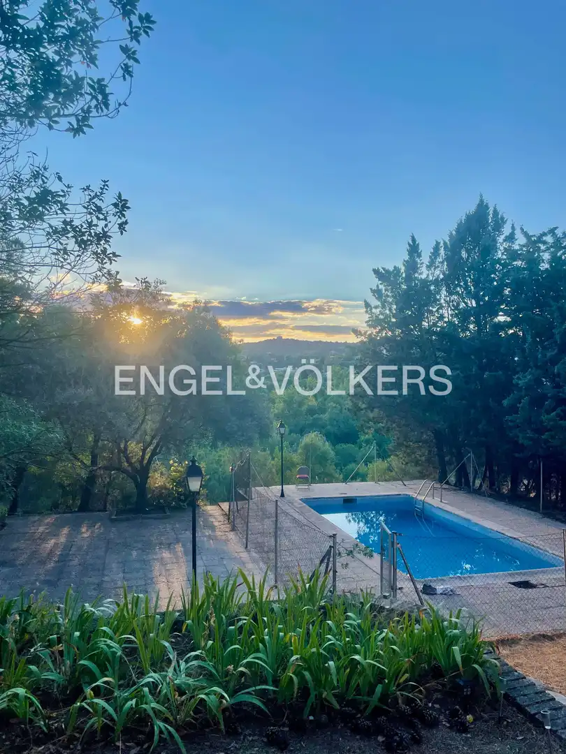Vista exterior de Casa o xalet en venda en Las Rozas de Madrid amb Calefacció, Jardí privat i Piscina