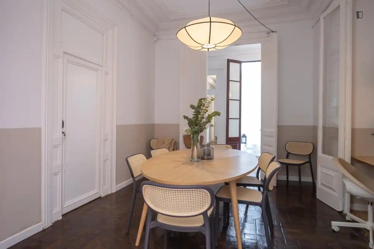 Comedor de Apartamento para compartir en Barcelona con Aire acondicionado, Calefacción y Amueblado
