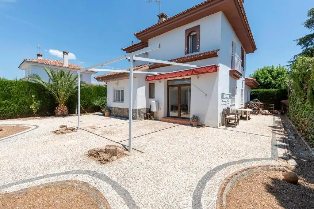 Vista exterior de Casa o xalet en venda en Albolote amb Aire condicionat, Balcó i Piscina comunitària
