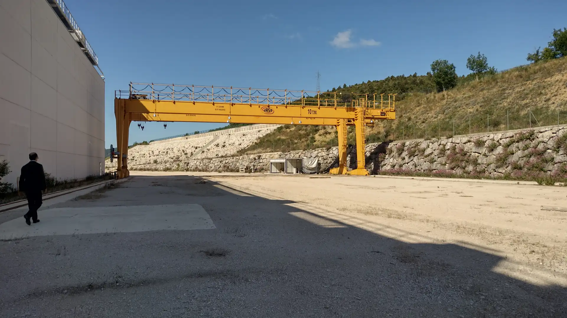 Außenansicht von Fabrikhallen zum Verkauf in Aoiz / Agoitz mit Heizung und Alarm