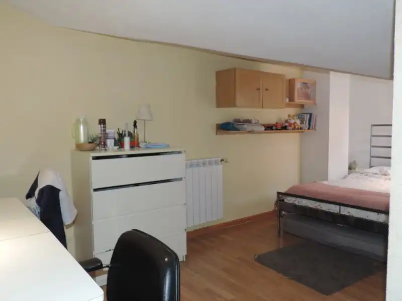 Habitación de Dúplex en venta en Guadalajara con Aire acondicionado, Calefacción y Trastero