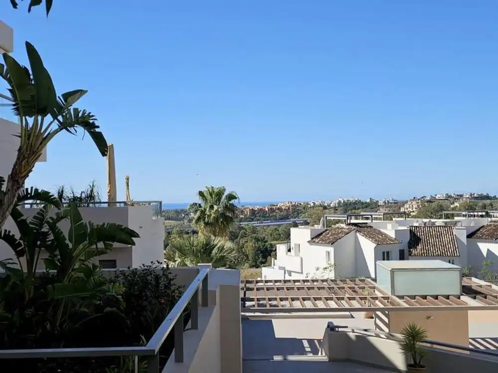 Außenansicht von Wohnungen zur Miete in Benahavís mit Klimaanlage, Terrasse und Schwimmbad