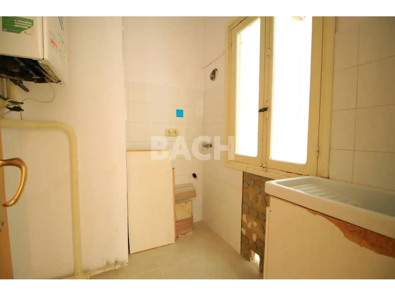 Bathroom of Flat for sale in Vic  with Heating and Balcony