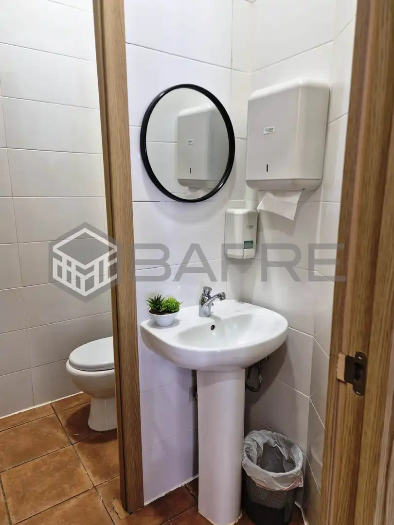 Bany de Local en venda en Madrid