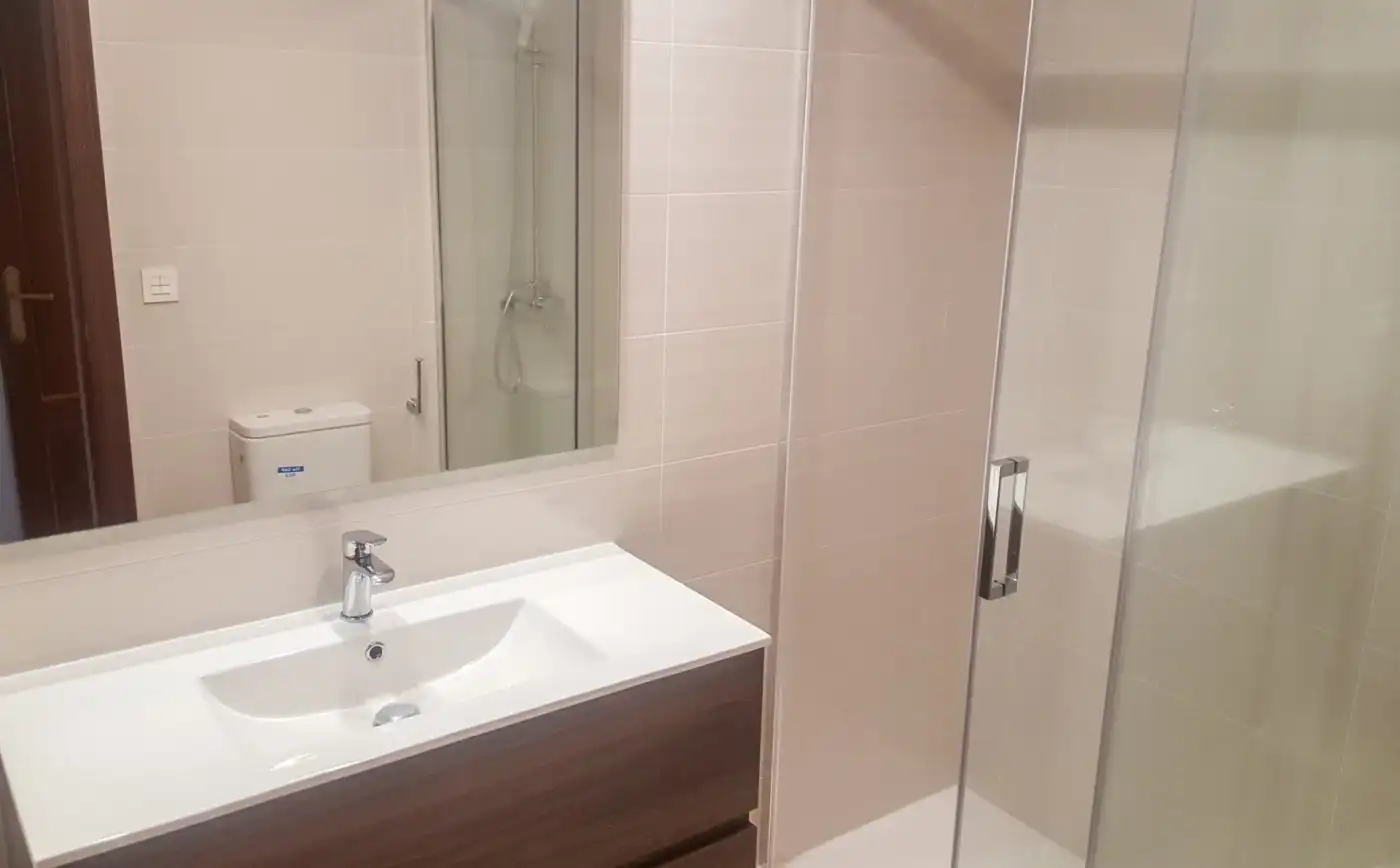 Badezimmer von Wohnung zur Miete in Zaragoza mit Klimaanlage, Heizung und Privatgarten