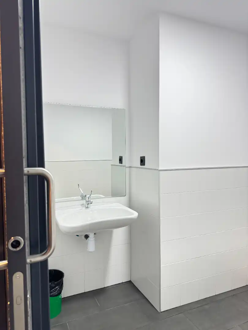 Badezimmer von Geschaftsraum zur Miete in Castrillón mit Internet