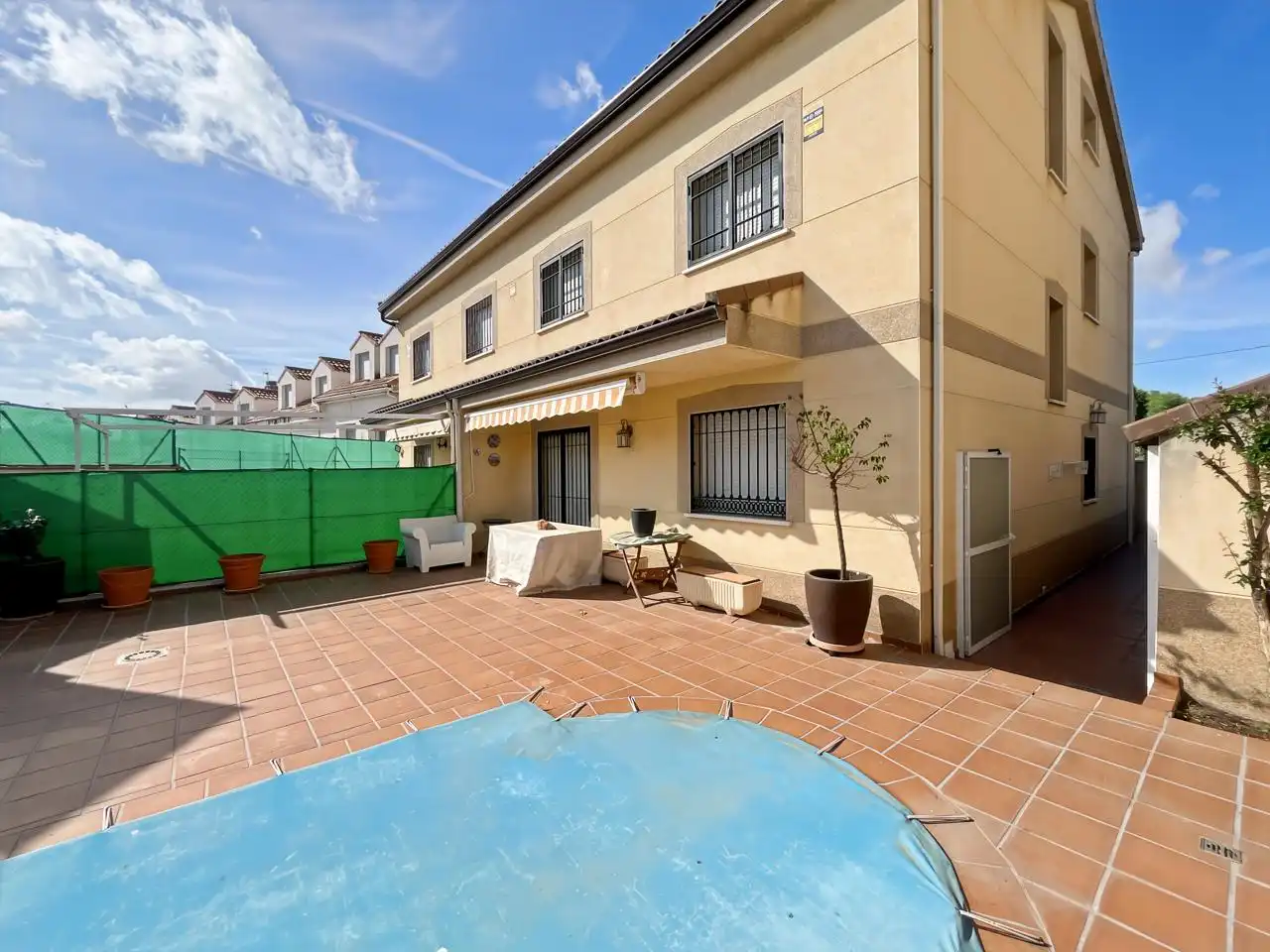 Außenansicht von Einfamilien-Reihenhaus zum Verkauf in Valdelaguna mit Heizung, Privatgarten und Terrasse
