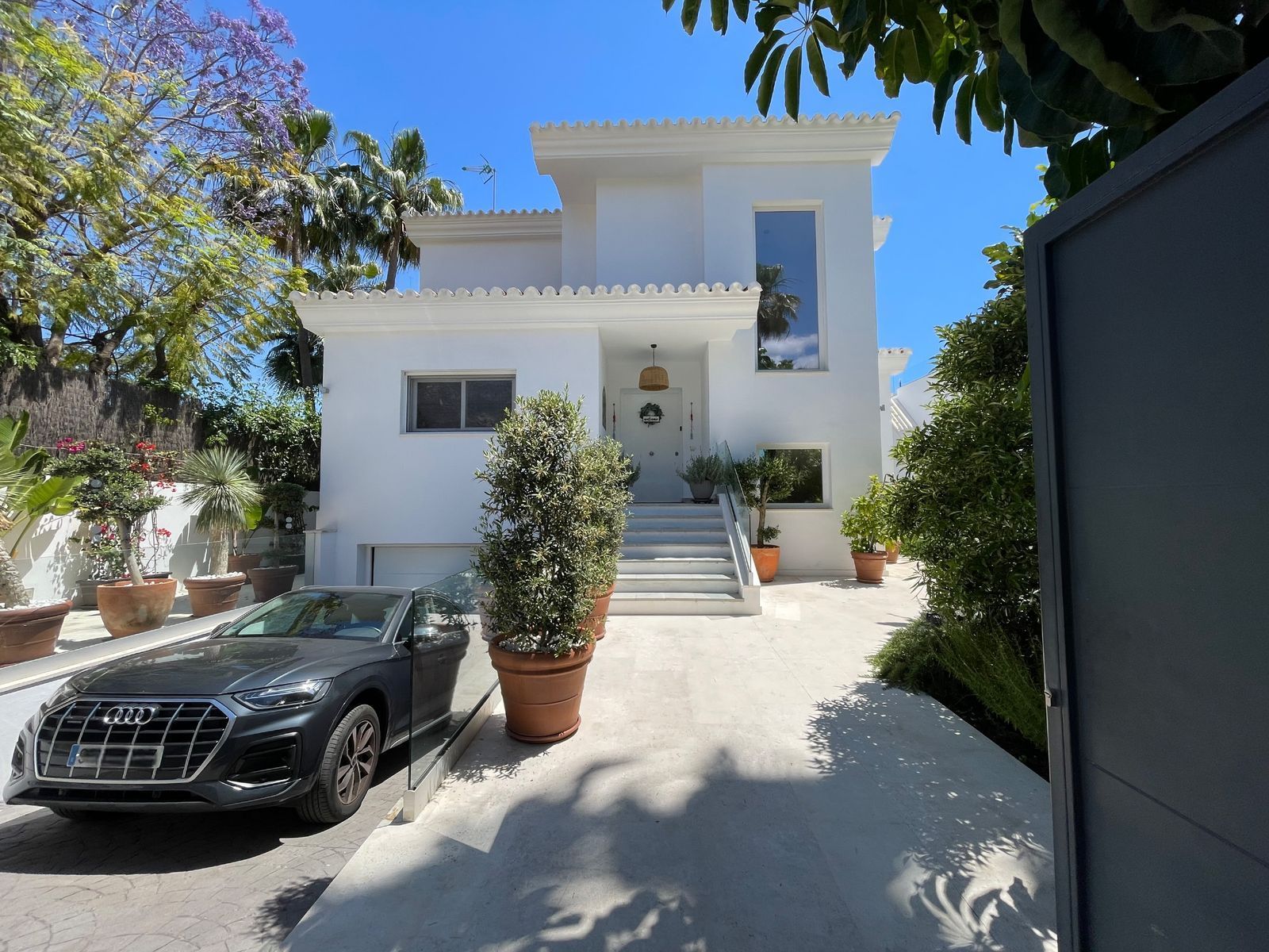Vista exterior de Casa o xalet en venda en Marbella amb Aire condicionat, Terrassa i Traster