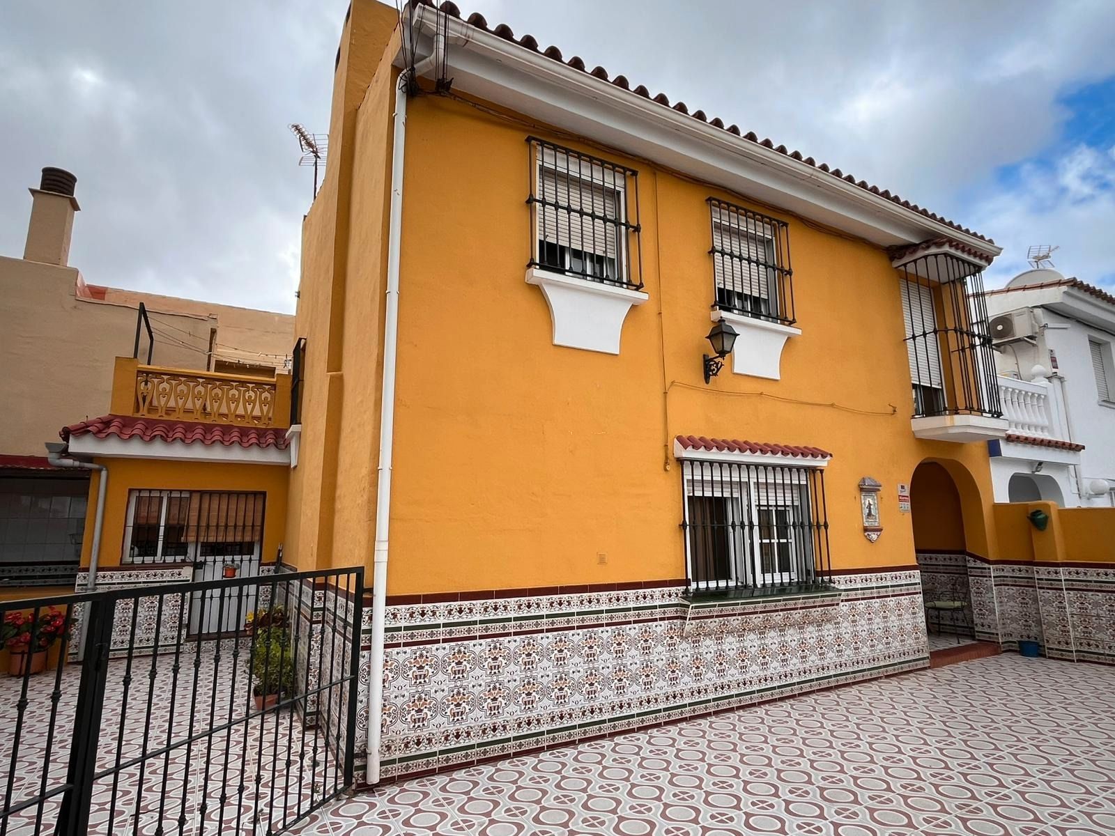 Vista exterior de Casa adosada en venda en Los Barrios amb Piscina comunitària