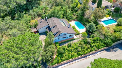 Encantadora villa independiente con piscina y máxima privacidad en Golf Costa Brava.