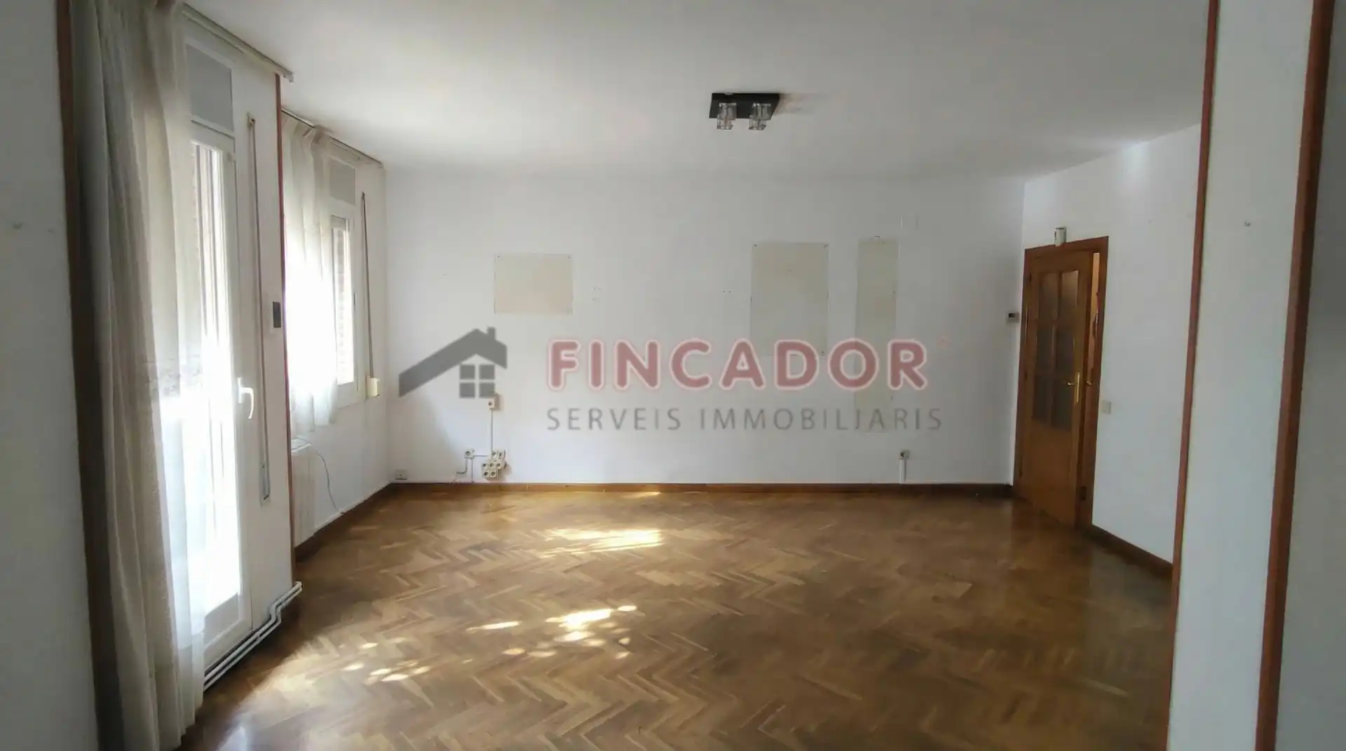 Sala de estar de Piso en venta en Cornellà de Llobregat con Calefacción, Parquet y Balcón